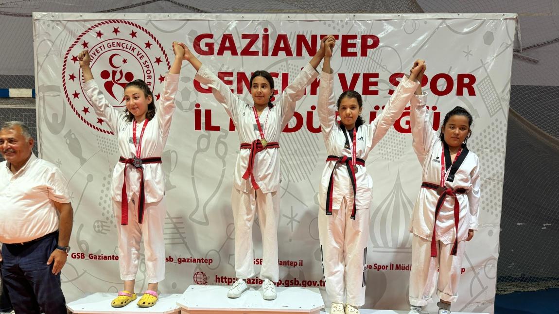 Okulumuz öğrencilerinden Ayşegül Fıstıkçı tekvando yarışmasında derece almıştır.
